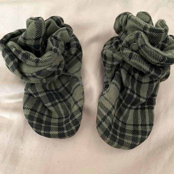 Green Plaid Zutano Booties 12 months - Picture 1 of 3